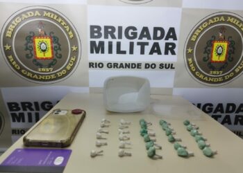 Brigada Militar prende dois jovens por tráfico de drogas em Araricá