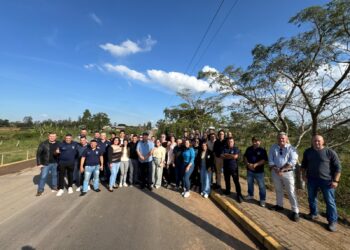 Lideranças enaltecem importância da pavimentação da rua Dois de Dezembro, em Araricá