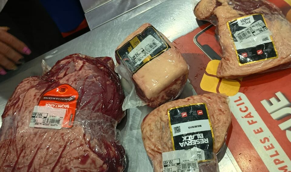 Homens são presos por tentar furtar carne em supermercado de Campo Bom