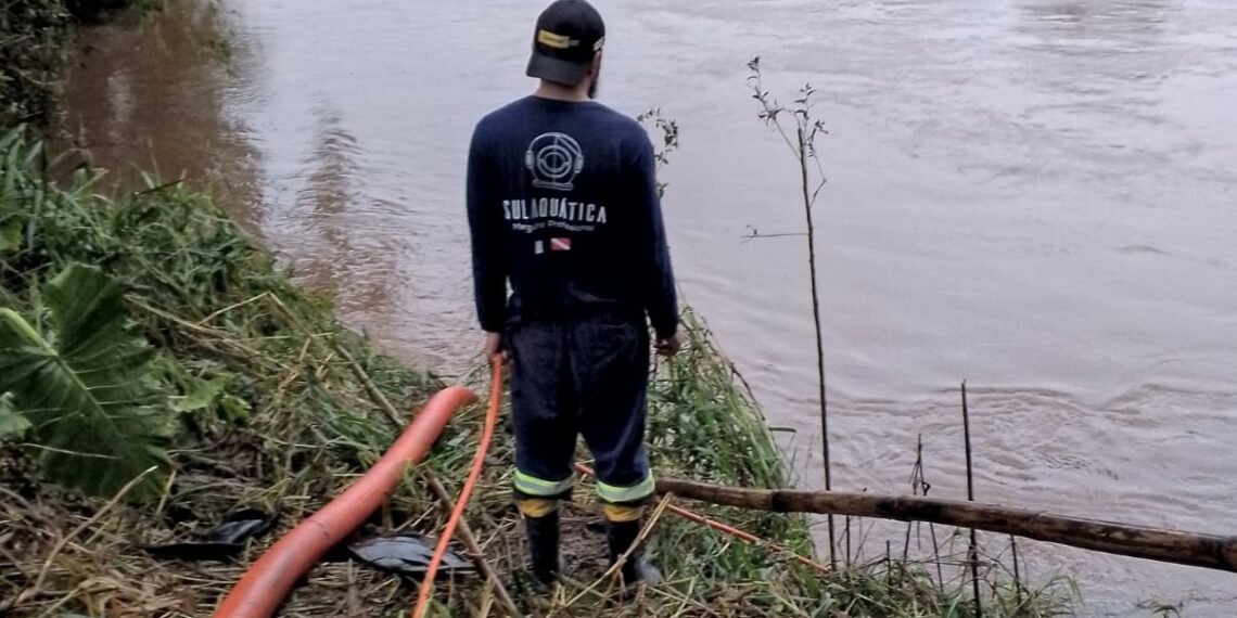 Corsan realiza limpeza de áreas de captação de água em três cidades para garantir abastecimento