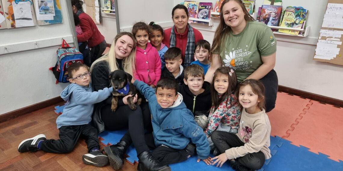 Visita de filhote do Cempra surpreende alunos em escola de Sapiranga