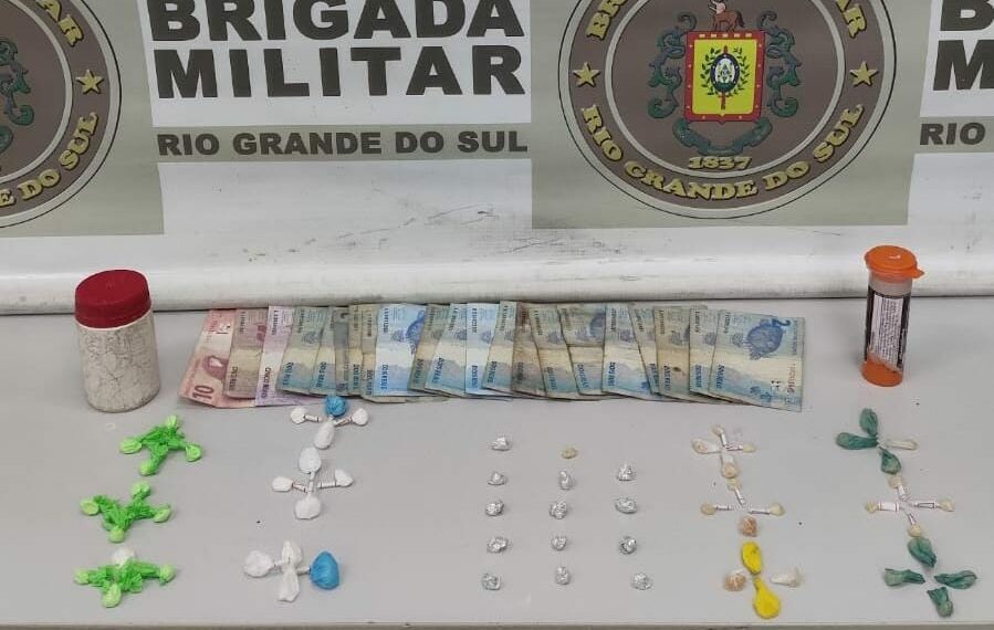 Dupla é presa por tráfico após tentar fugir por matagal em Sapiranga