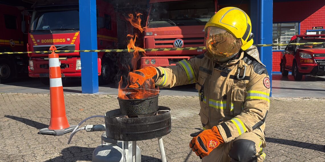 Bombeiros de Sapiranga orientam como apagar fogo em óleo na panela