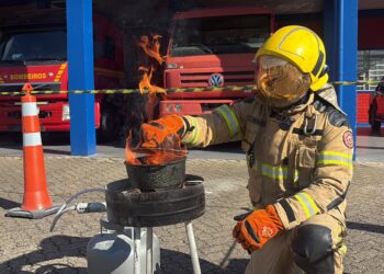Bombeiros de Sapiranga orientam como apagar fogo em óleo na panela