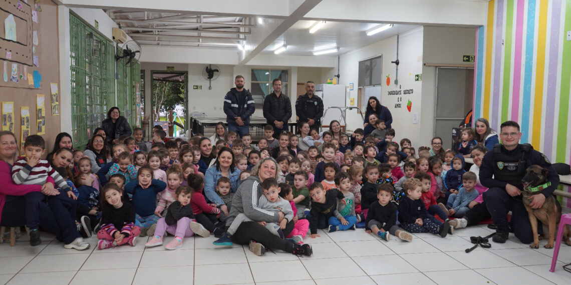 Guarda Municipal de Campo Bom mostra às crianças “Uma Escola Boa pra Cachorro”