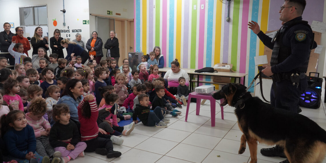 Guarda Municipal de Campo Bom mostra às crianças “Uma Escola Boa pra Cachorro”