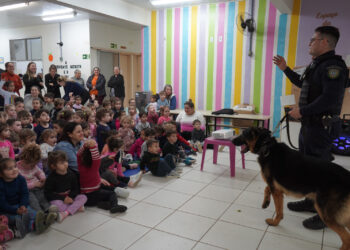 Guarda Municipal de Campo Bom mostra às crianças “Uma Escola Boa pra Cachorro”