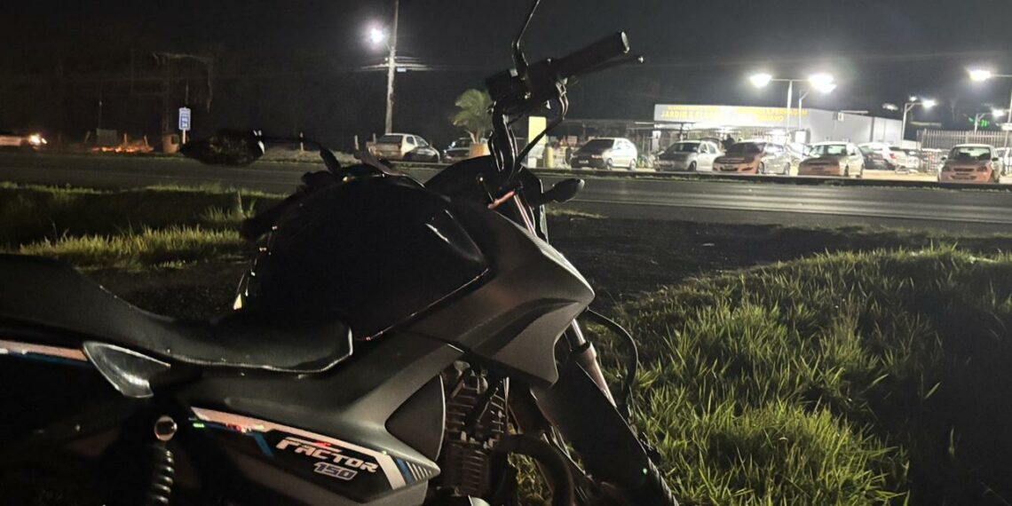Motociclista é socorrido após queda da RS-239