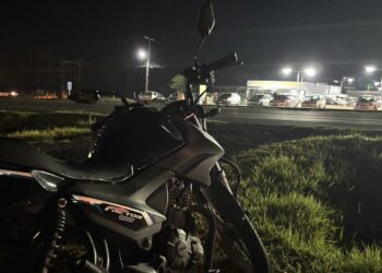 Motociclista é socorrido após queda da RS-239
