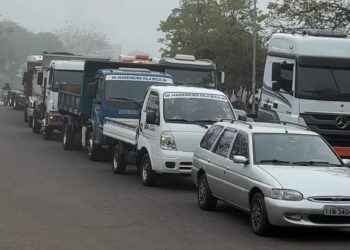 Centenas de veículos participam da carreata da 34ª Festa dos Motoristas
