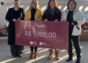 CDL Sapiranga entrega doação à Apada com valor arrecadado em evento voltado a empreendedoras