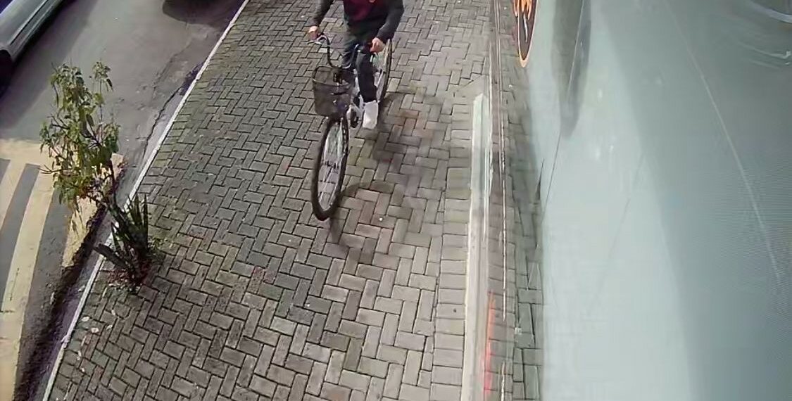 Câmeras de segurança flagram furto de bicicleta no Centro de Sapiranga