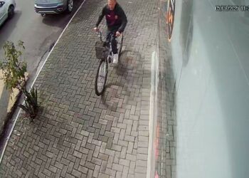 Câmeras de segurança flagram furto de bicicleta no Centro de Sapiranga
