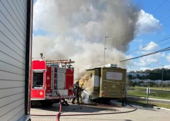 Fogo em motorhome mobiliza os bombeiros em Campo Bom