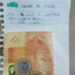 Menina de 7 anos junta economias e deixa bilhete para mãe comprar caneta e lupa