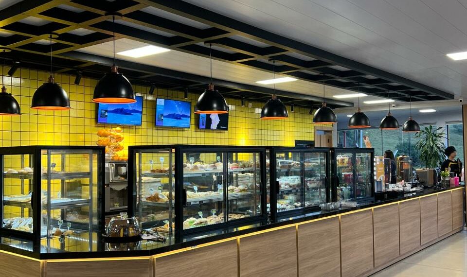 Nova cafeteria transforma Posto Ferrabraz em paradouro acolhedor