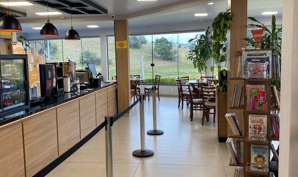 Nova cafeteria transforma Posto Ferrabraz em paradouro acolhedor