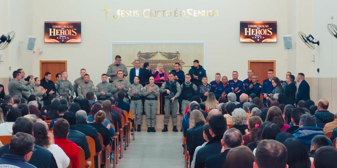 Igreja Universal do Reino de Deus homenageia militares de Sapiranga