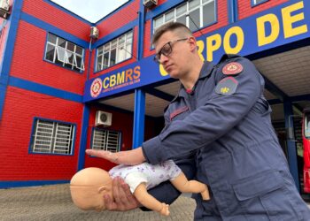Bombeiros de Sapiranga orientam sobre como agir em casos de engasgo