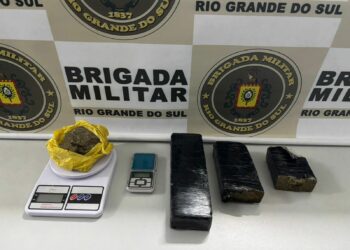 Traficante é preso após ser flagrado com tijolos de maconha em Sapiranga