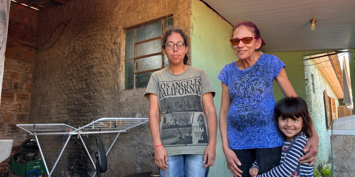 Após perder tudo em enchente, família busca mão de obra voluntária para construir casa