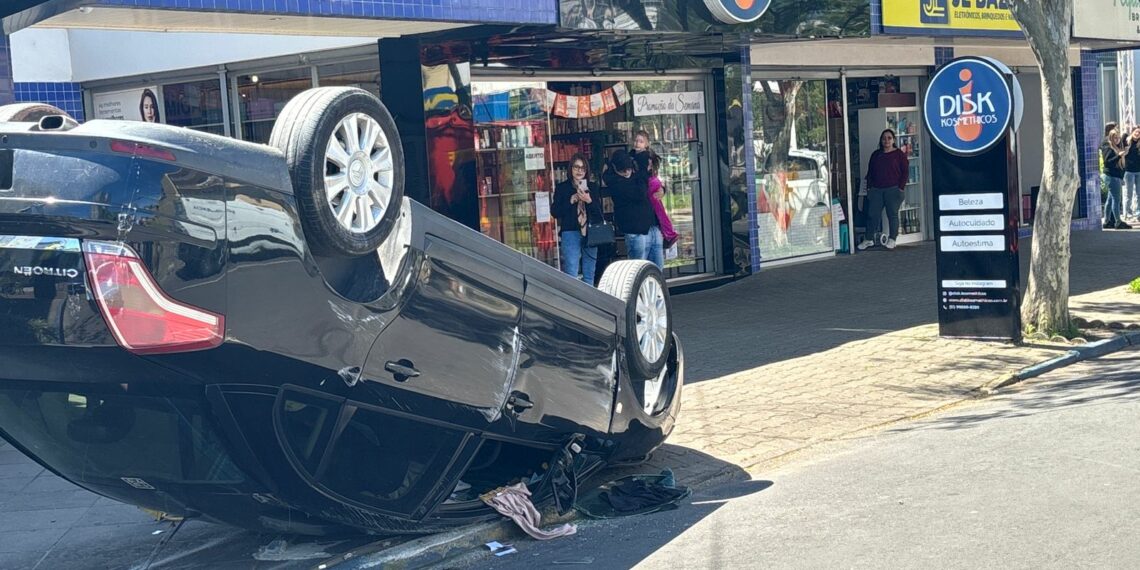 Mulher é socorrida após acidente no Centro de Sapiranga