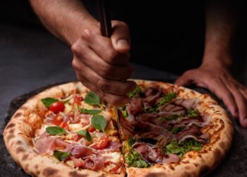 Outubro é na DeTales Pizzaria: com rodízio duplo e chopp em dobro