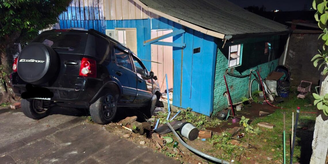Brigada Militar prende motorista embriagado após colisão em residência de Campo Bom