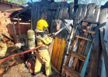 Incêndio destrói residência em área invadida de Sapiranga