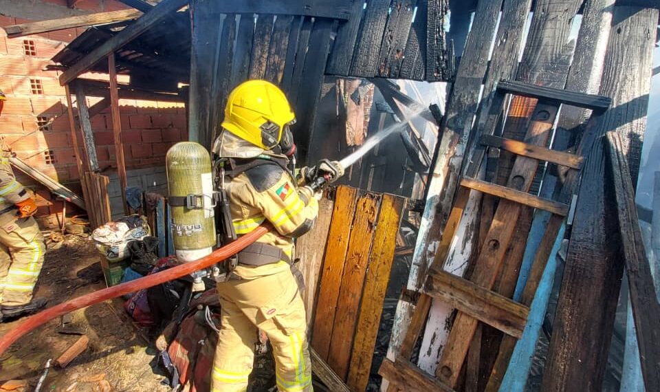 Incêndio destrói residência em área invadida de Sapiranga