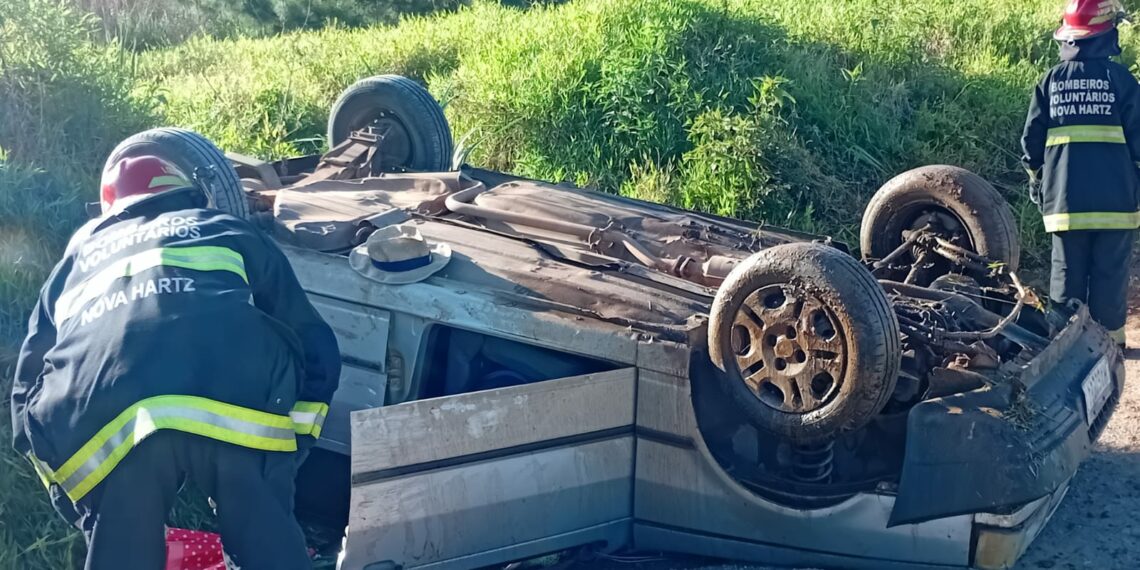 Motorista é socorrida após capotar veículo em estrada de chão batido em Nova Hartz