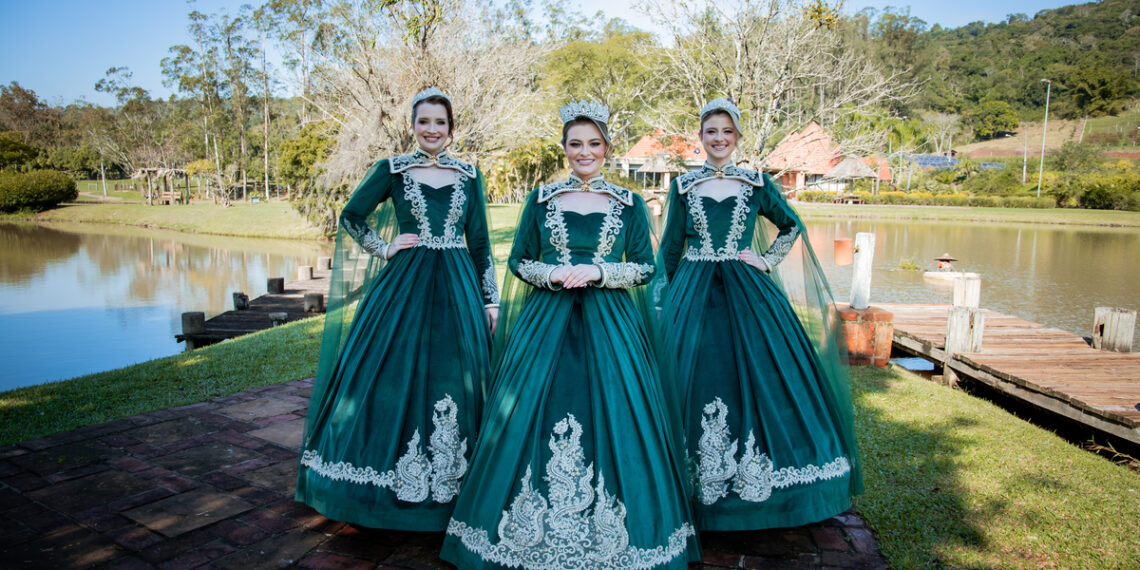Trajes das soberanas da 36ª Oktoberfest refletem tradição e elegância