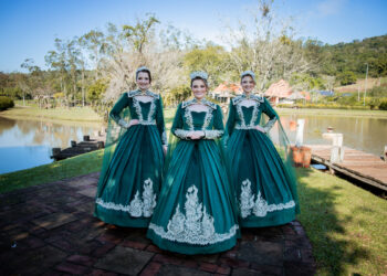 Trajes das soberanas da 36ª Oktoberfest refletem tradição e elegância