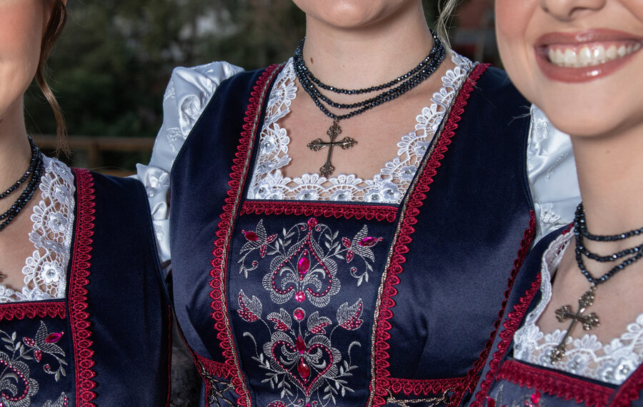 Trajes das soberanas da 36ª Oktoberfest refletem tradição e elegância