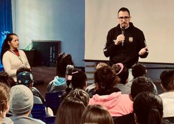 Delegado orienta estudantes sobre bullying e crimes cibernéticos em Dois Irmãos