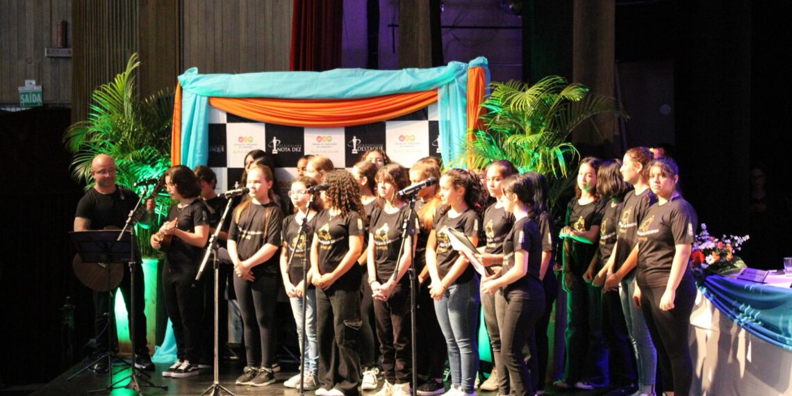 Sessão solene de Sapiranga celebra alunos e profissionais da educação