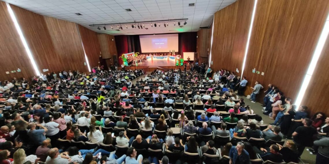 Sessão solene de Sapiranga celebra alunos e profissionais da educação