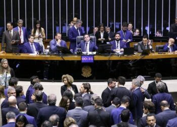 Câmara aprova isenção do IR para salários até R$ 5 mil a partir de 2026