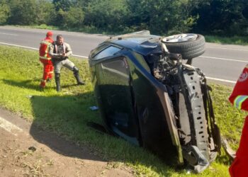 Motorista perde controle e capota carro na RS-239