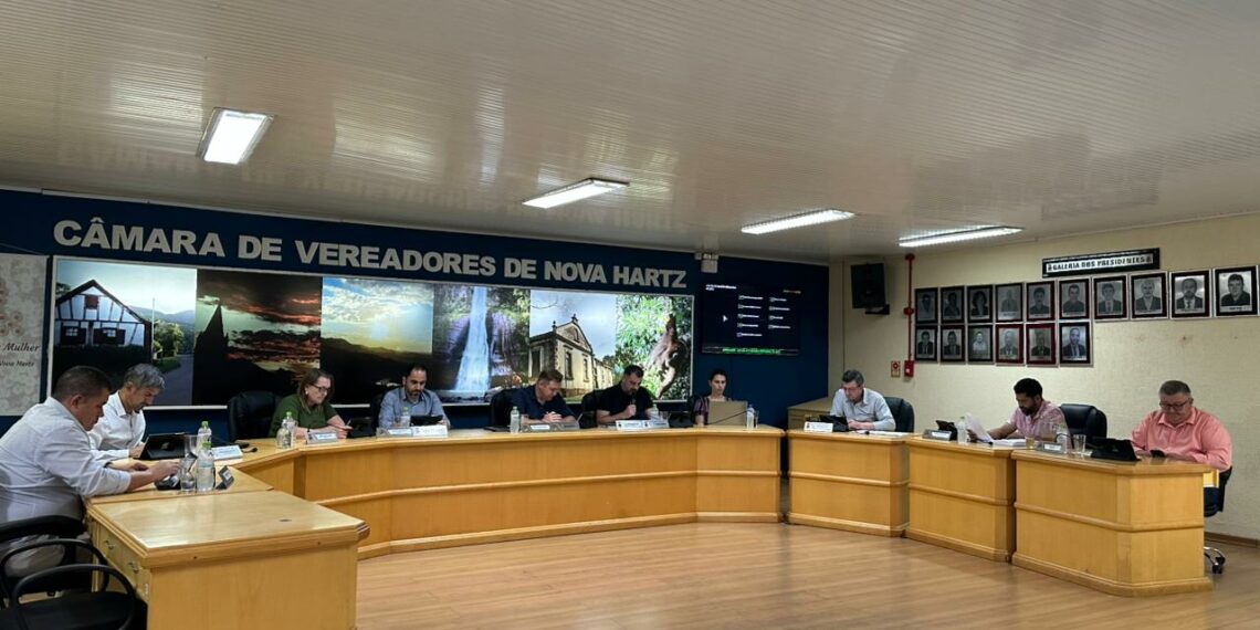 Vereadores de Nova Hartz analisam ajustes legais, crédito para saúde e proposta social durante sessão