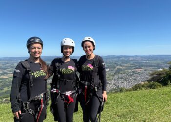 Inesquecível: soberanas da Festa das Rosas saltam de parapente e sobrevoam Sapiranga