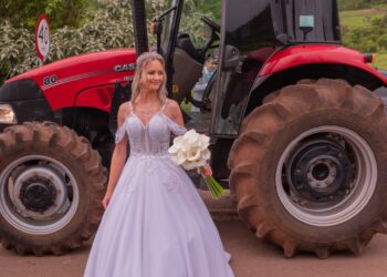 Noiva surpreende convidados ao chegar de trator em seu casamento