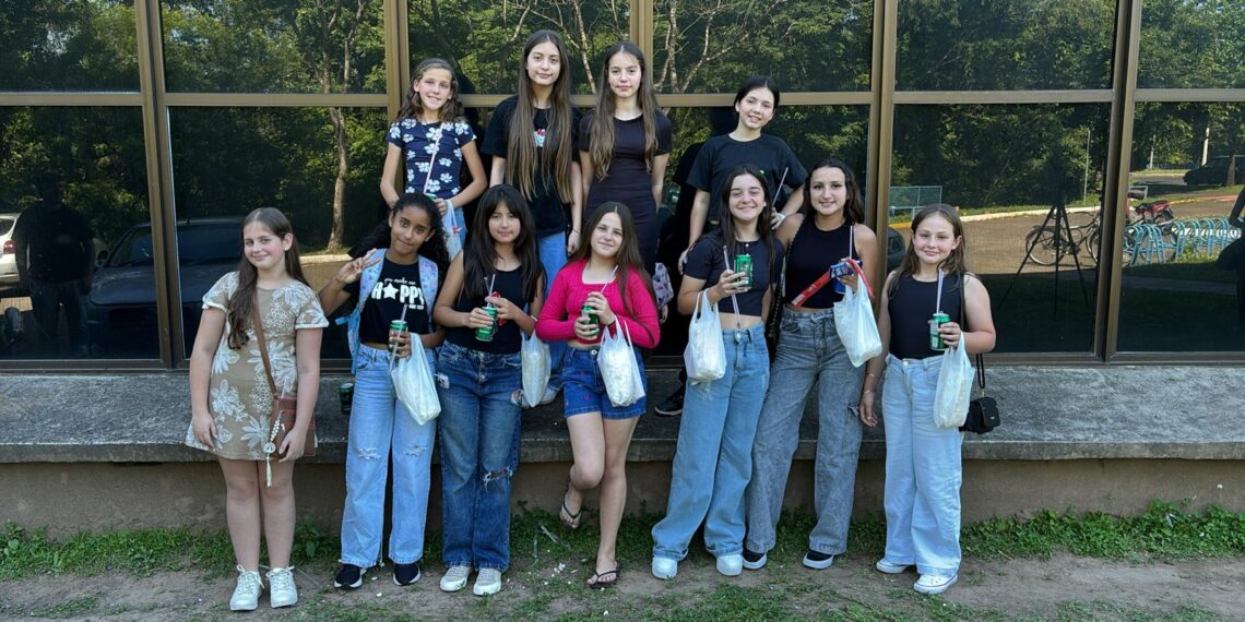 Mais de 200 campeões da Copa Repercussão Sicredi/Clip curtem um dia no cinema