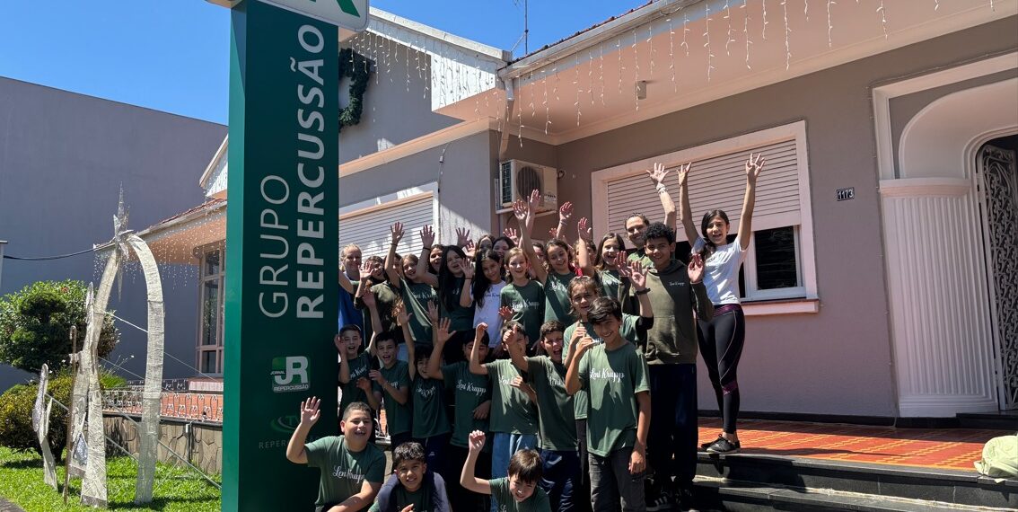 Estudantes de Araricá conhecem a sede do Grupo Repercussão