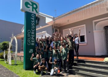 Estudantes de Araricá conhecem a sede do Grupo Repercussão