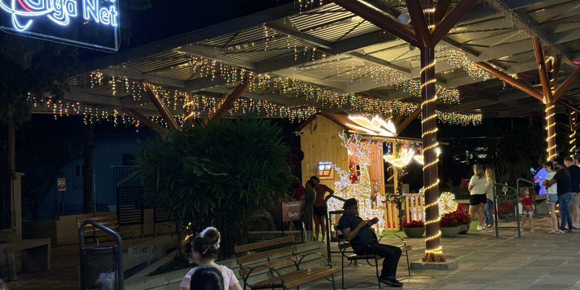 Giga Net decora praça para o Natal e anuncia promoção imperdível