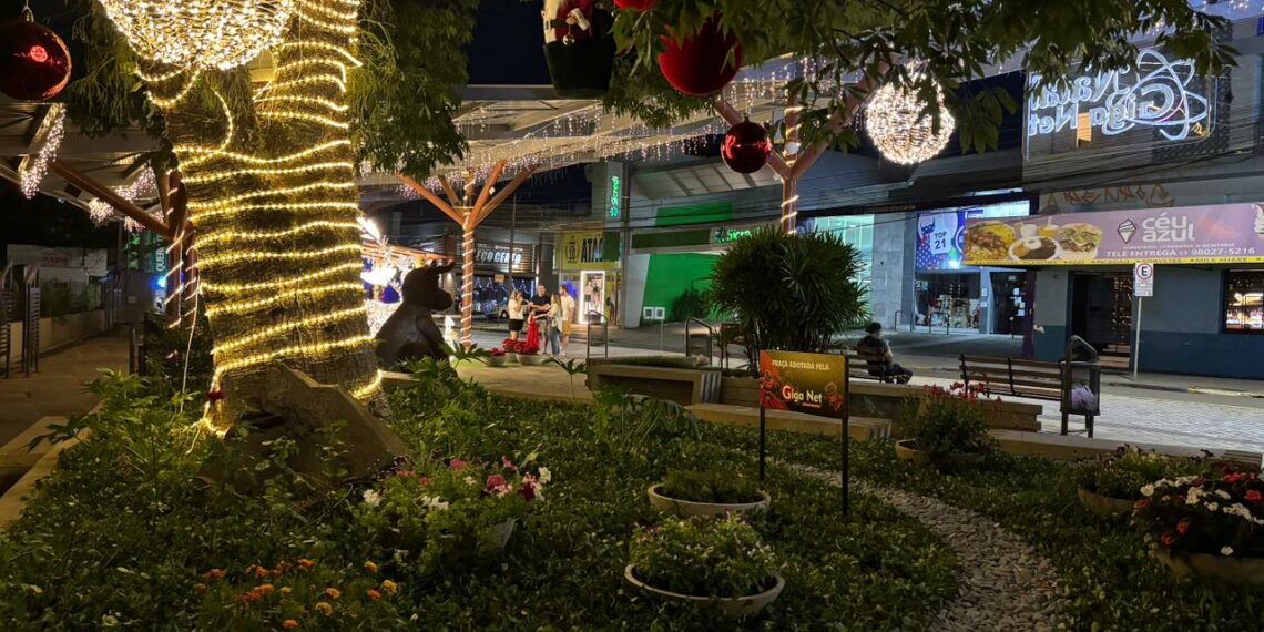 Giga Net decora praça para o Natal e anuncia promoção imperdível