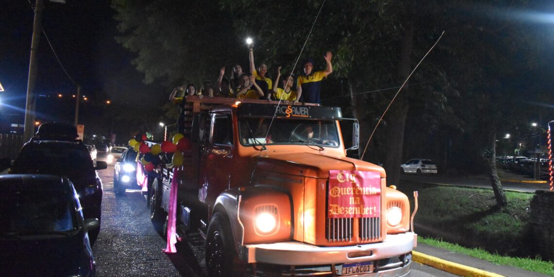 Desfile de Abertura da Dezemberfest leva alegria e distribui chope à comunidade