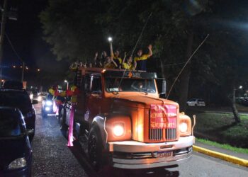 Desfile de Abertura da Dezemberfest leva alegria e distribui chope à comunidade