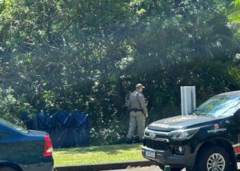 Homem encontrado morto em área externa de shopping é identificado